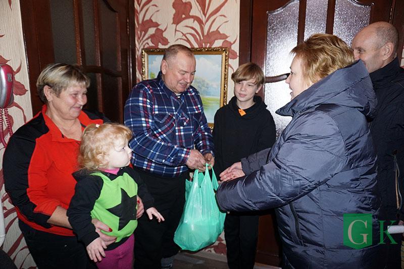 Профсоюзы вручили подарки детям из многодетных семей города Костюковичи