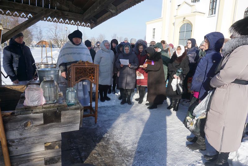 На территории Свято-Крестовоздвиженского храма православные костюковчане освятили крещенскую воду