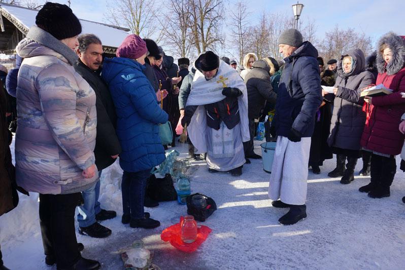 На территории Свято-Крестовоздвиженского храма православные костюковчане освятили крещенскую воду