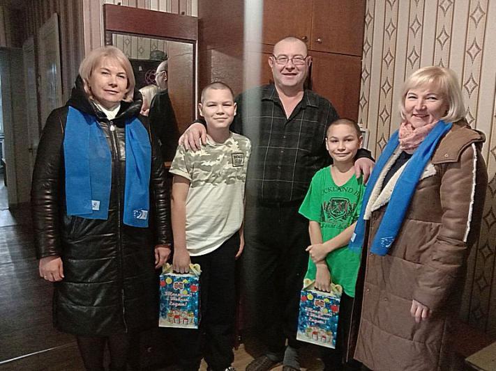 Руководство Костюковичского района накануне Рождества подсластило настроение детям-инвалидам