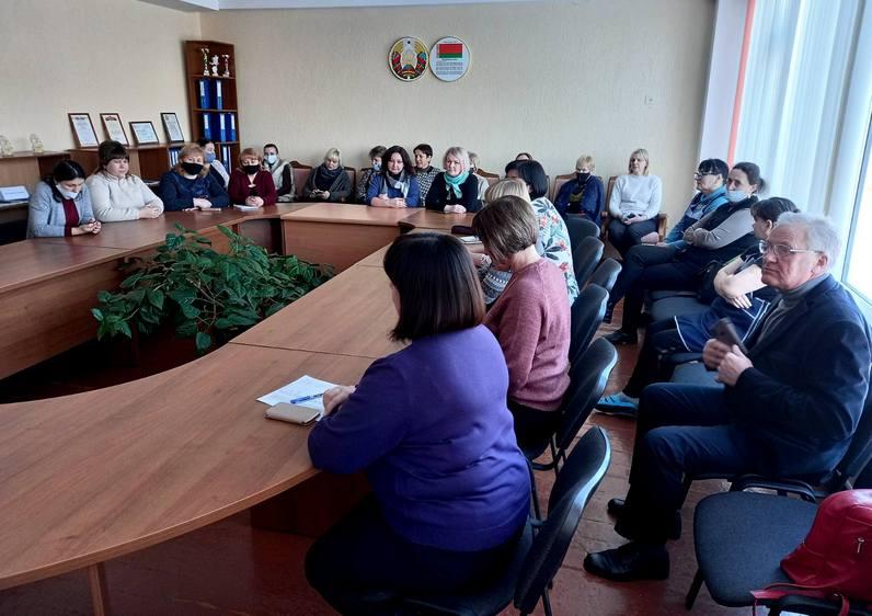 Депутаты обсудили проект изменений и дополнений Конституции с жителями Костюковичского района