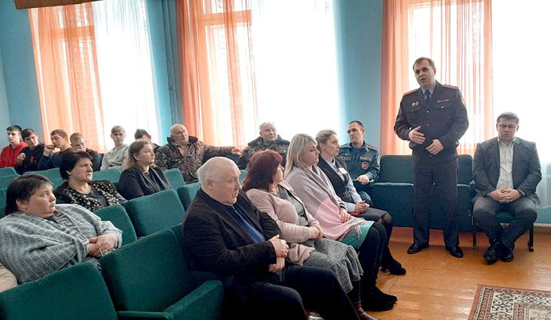 Встречу с населением провела глава Костюковичского района Александра Михеенко