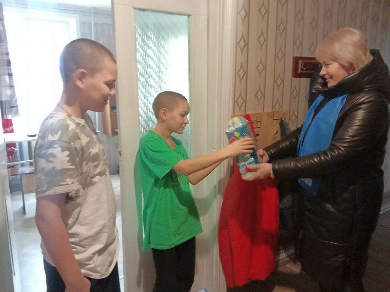 Руководство Костюковичского района накануне Рождества подсластило настроение детям-инвалидам