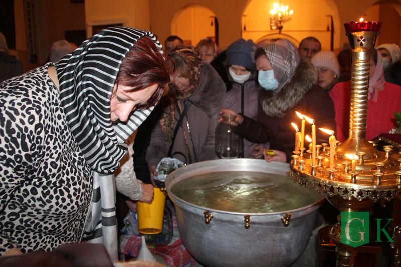 Фотофакт: Православные костюковчане встретили Крещенский сочельник
