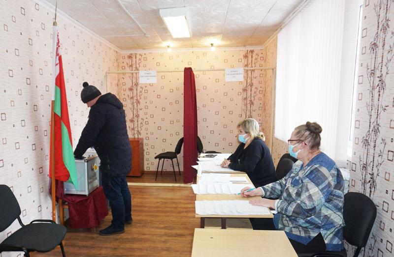 На Слободском участке для голосования № 8 активно проходит голосование