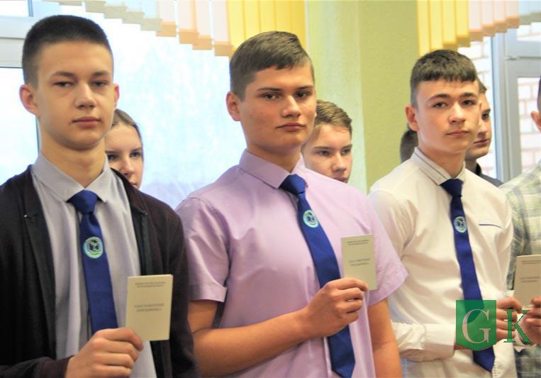 Старшеклассникам Костюковщины торжественно вручили удостоверения призывников