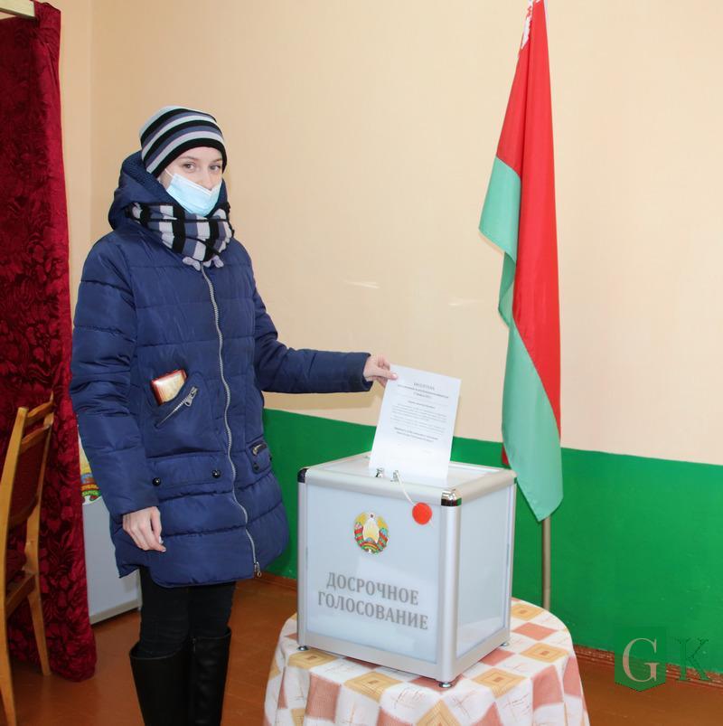 Юная жительница Костюковичского района впервые пришла на участок для голосования