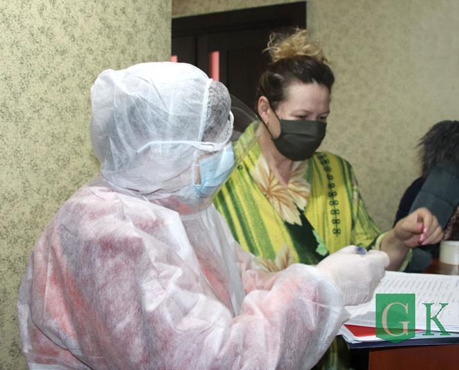 Члены участковой комиссии с урной для голосования посетили костюковчан с ковид-инфекцией