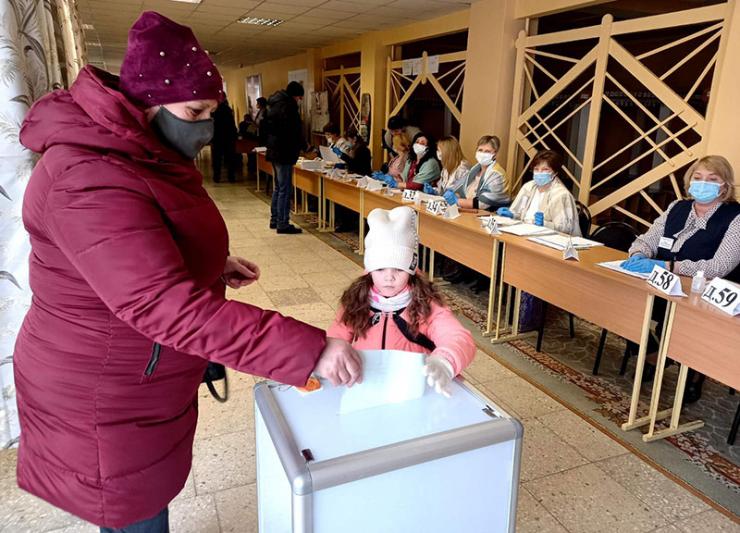 На референдум, как на праздник. Жители Костюковичей один за одним идут на участки для голосования