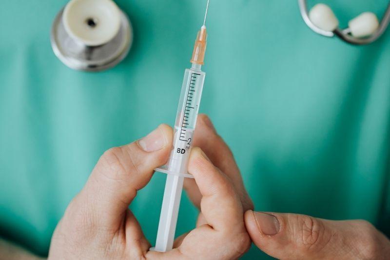 Полный курс вакцинации против коронавируса прошли свыше 55% населения страны