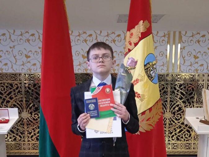 25 молодых людей со всех уголков Могилевщины получили свои первые паспорта в торжественной обстановке