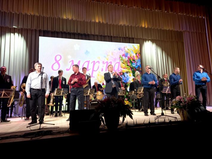 "Букет из песен и цветов". Праздничный концерт для женщин Костюковщины подарили артисты города