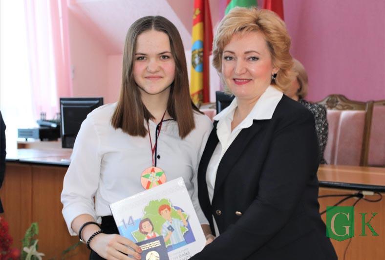 В Костюковичах торжественно вручили паспорта молодым гражданам