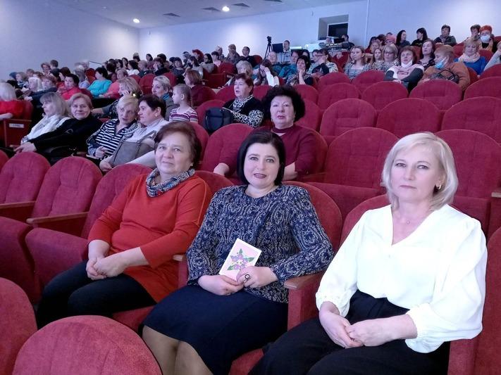 "Букет из песен и цветов". Праздничный концерт для женщин Костюковщины подарили артисты города