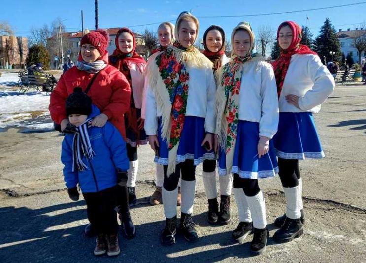 С блинами, танцами, играми и хорошим настроением отпраздновали Масленицу в Костюковичах