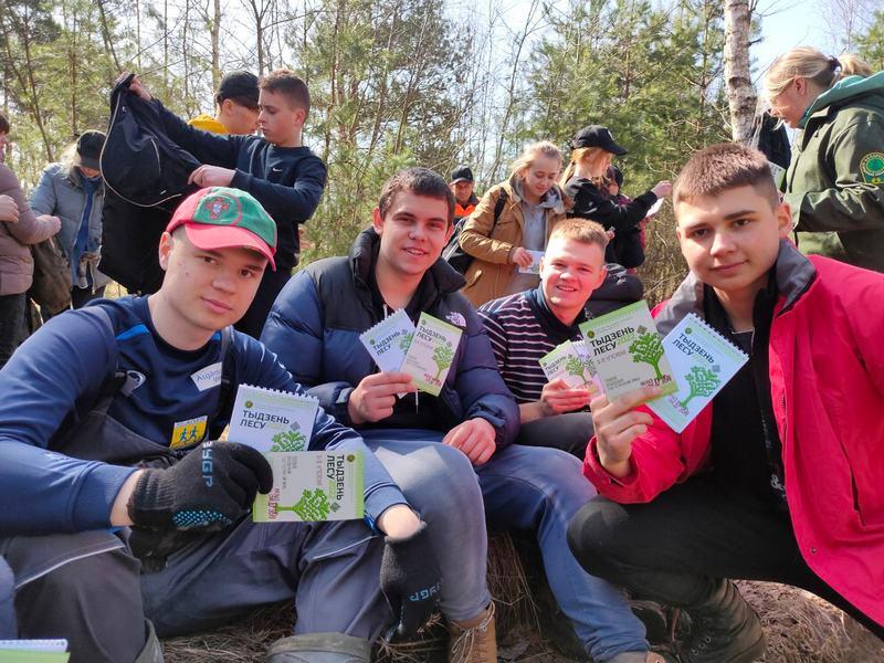 Более 500 человек приняли участие в добровольной акции «Неделя леса - 2022» на Костюковщине