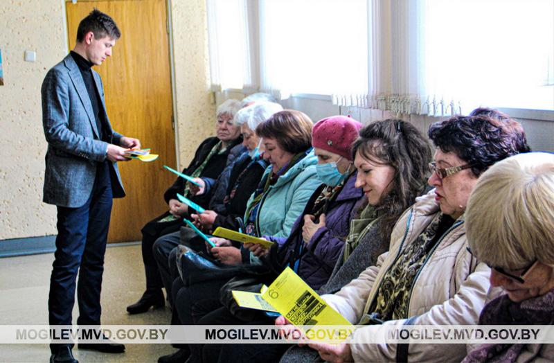 В Костюковичах с пожилыми людьми провели беседу по профилактике киберпреступлений