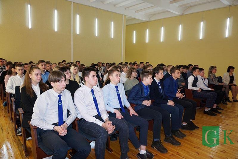 В Костюковичской районной гимназии прошел урок памяти «Нам этот мир завещано беречь»