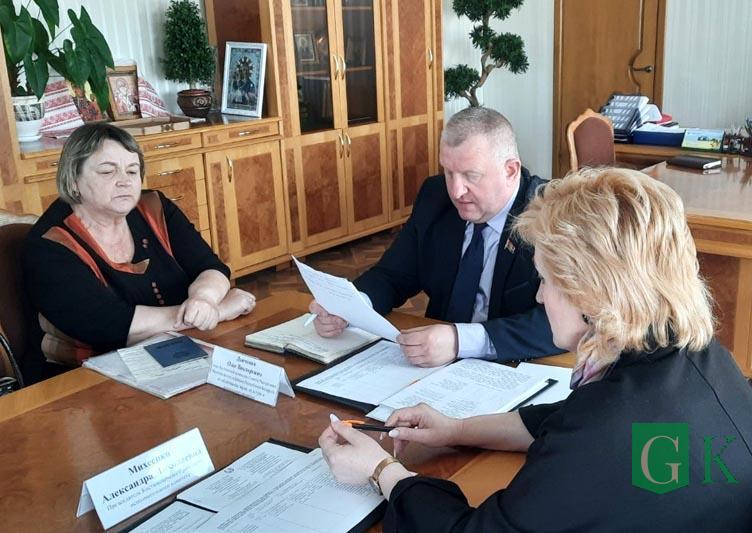 Сенатор Олег Дьяченко провел прием граждан в Костюковичском районе