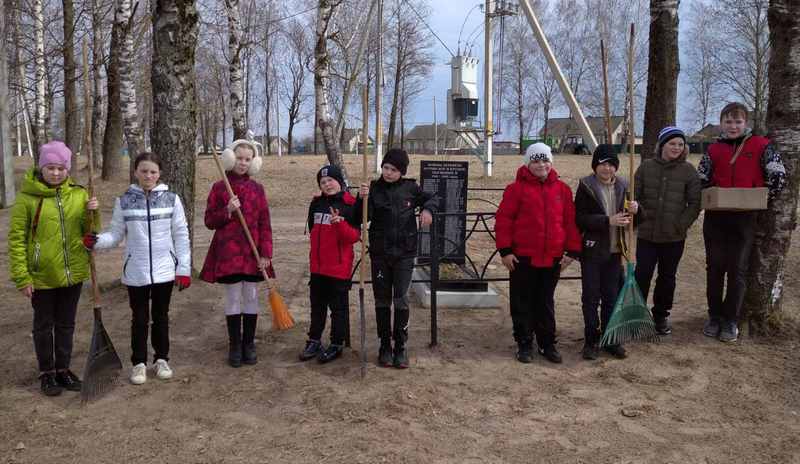 Фотофакт: учащиеся Муринборского УПК приступили к благоустройству и наведению порядка на памятных знаках и воинских захоронениях