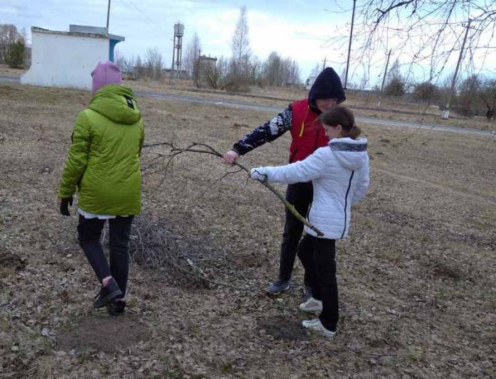 Фотофакт: учащиеся Муринборского УПК приступили к благоустройству и наведению порядка на памятных знаках и воинских захоронениях