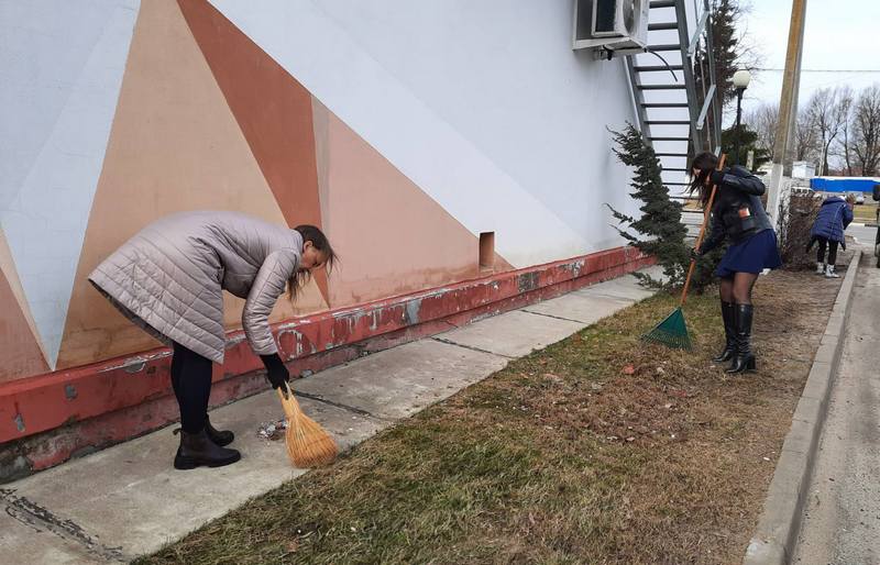 Фотофакт: трудовые коллективы Костюковичского района наводят порядок на закрепленных территориях