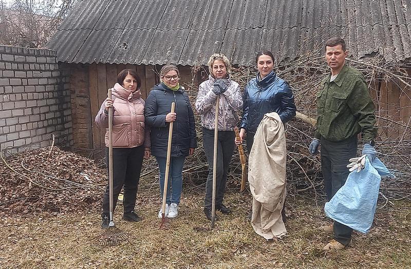 Фотофакт: трудовые коллективы Костюковичского района наводят порядок на закрепленных территориях