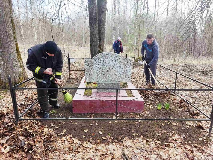 Фотофакт: работники Костюковичского РОЧС наводят порядок на земле и благоустраивают воинские захоронения