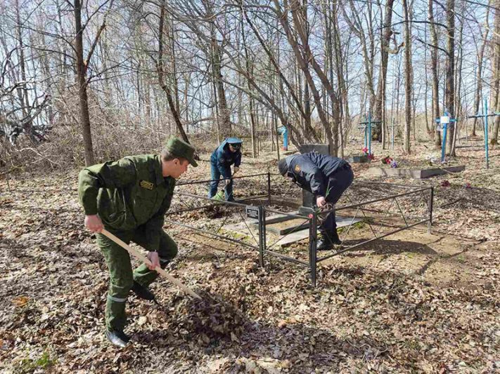 Фотофакт: работники Костюковичского РОЧС наводят порядок на земле и благоустраивают воинские захоронения