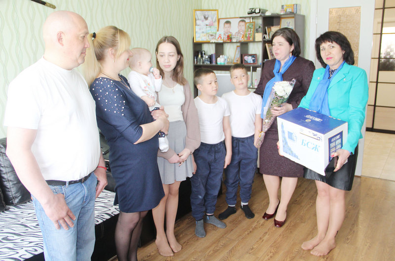 В преддверии Дня семьи в Костюковичах поздравили многодетные семьи