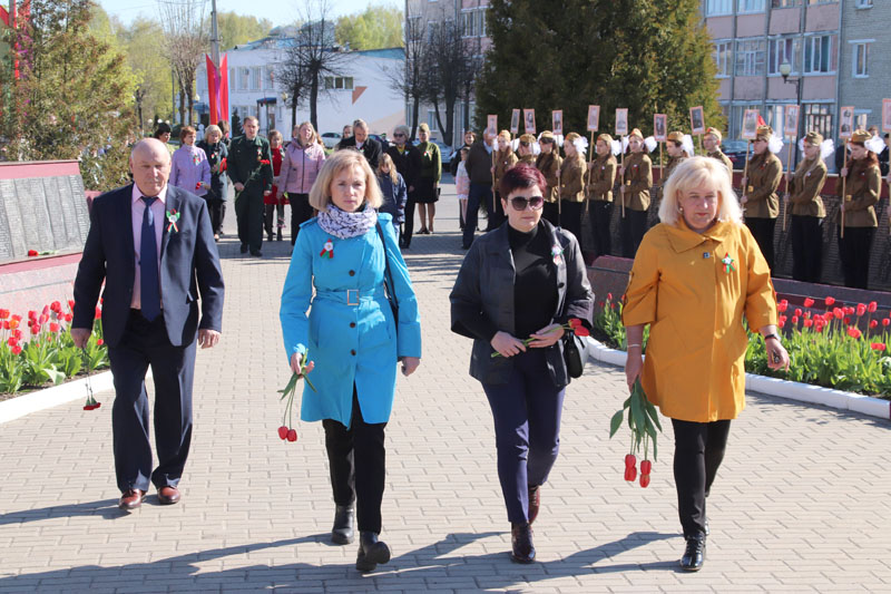 Праздничные мероприятия, посвященные 77-летию Великой Победы, начались в Костюковичах с возложения цветов