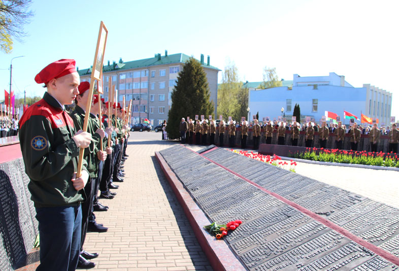 Праздничные мероприятия, посвященные 77-летию Великой Победы, начались в Костюковичах с возложения цветов