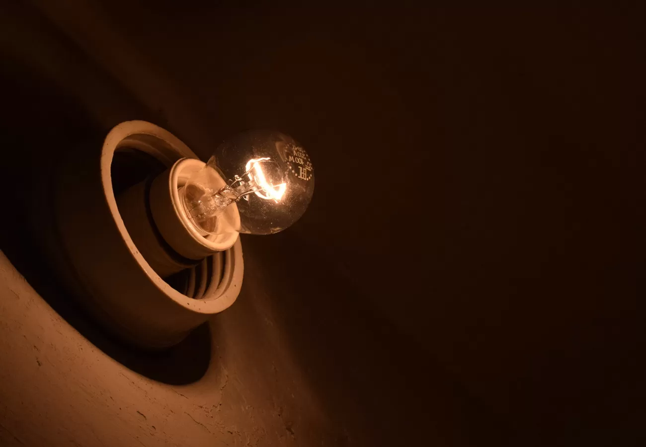 Как сэкономить на освещении вспомогательных помещений дома, рассказали в ЖКХ