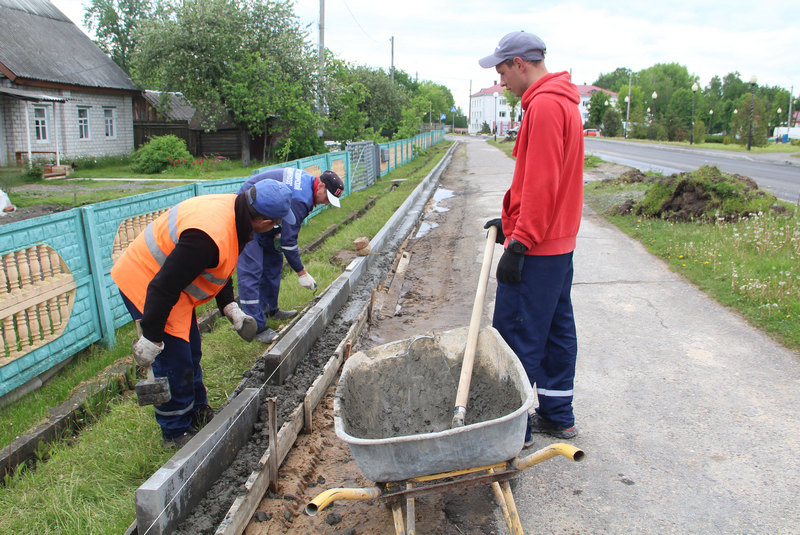 Работники ЖКХ приступили к ремонту тротуарной дорожки по улице Комсомольской
