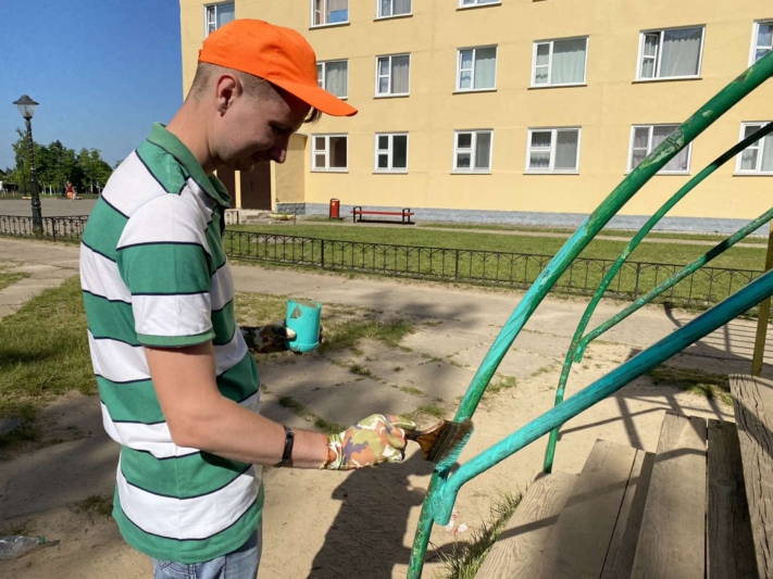 В Костюковичах благоустраивают дворы и детские площадки