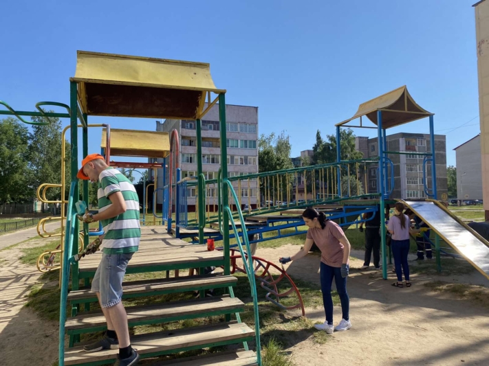 В Костюковичах благоустраивают дворы и детские площадки