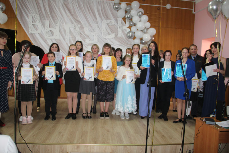 Фотофакт: выпускной вечер в Костюковичской детской школе искусств