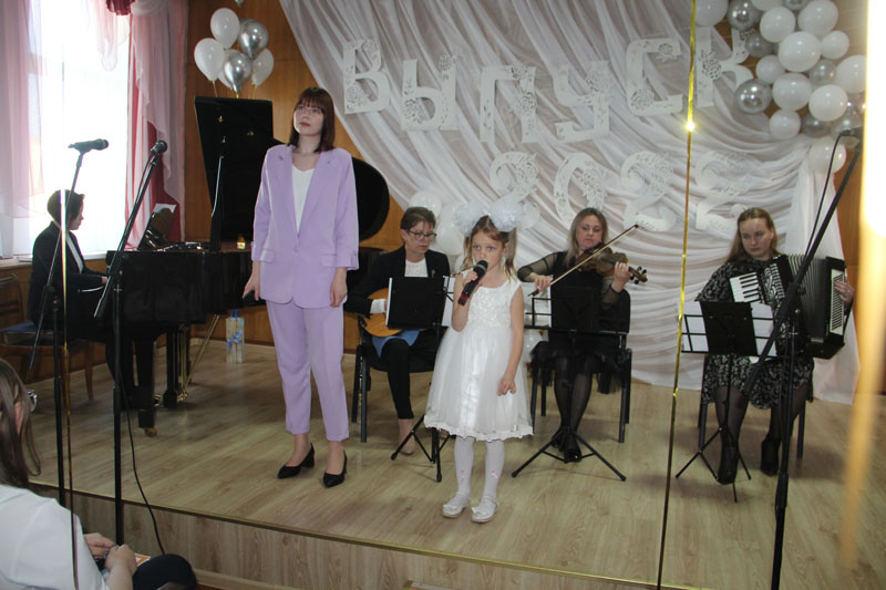 Фотофакт: выпускной вечер в Костюковичской детской школе искусств