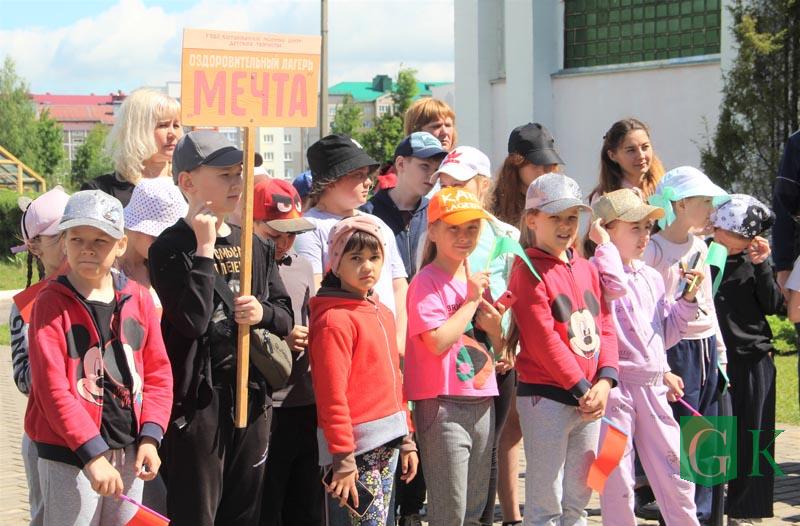 Торжественная линейка, посвященная открытию оздоровительных лагерей, прошла на базе Костюковичской районной гимназии