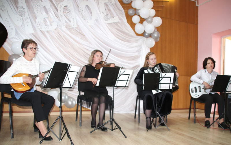Фотофакт: концерт инструментального ансамбля "Мелос" состоялся в Костюковичах
