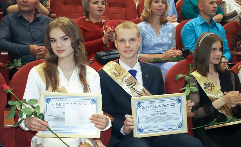 Выпускников 2022 года чествовали в Костюковичах