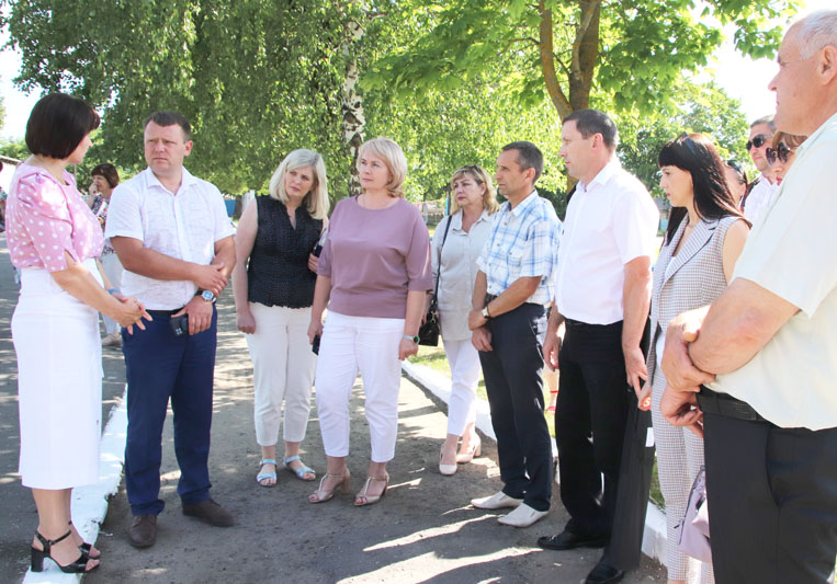 Объект «Торшерное уличное освещение на солнечных батареях» торжественно открыли в Костюковичах