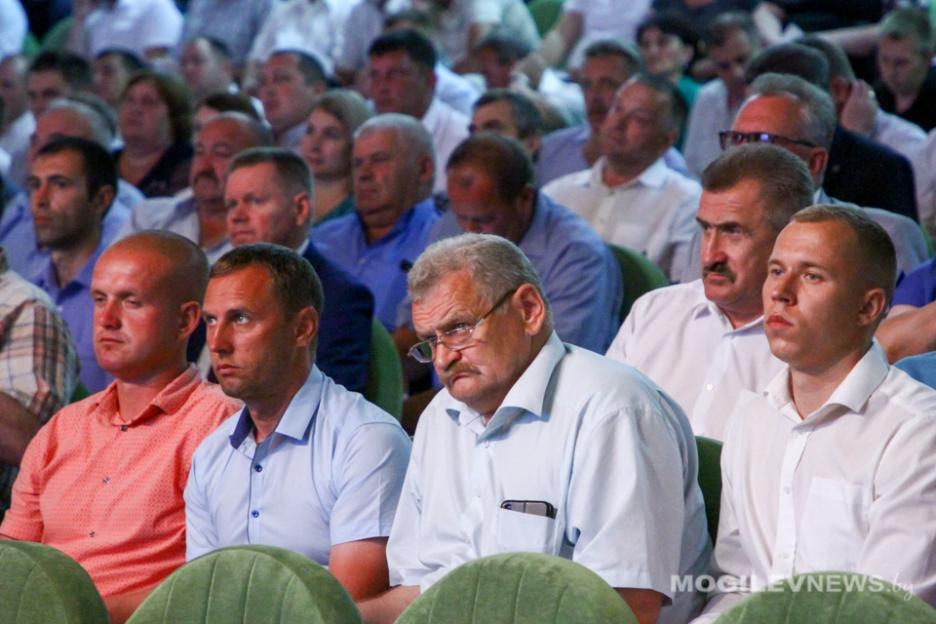 Совещание по актуальным вопросам сельского хозяйства региона провел Анатолий Исаченко в Горках