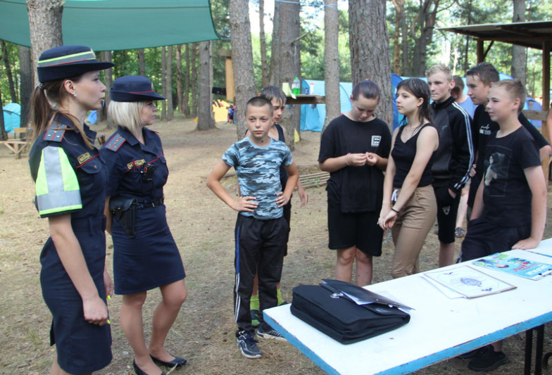 Сотрудники РОВД и РОЧС встретились с ребятами из палаточного оздоровительного лагеря "Эдельвейс"