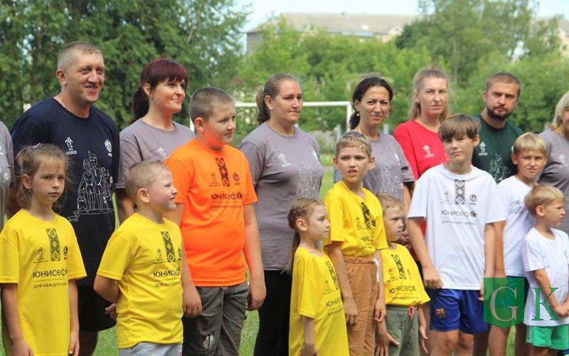 Фестиваль «Папа, мама, я – футбольная семья» собрал 29 семей на городском стадионе