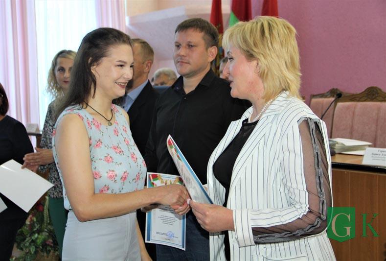 Председатель райисполкома Александра Михеенко вручила награды участникам мероприятий, посвященных Дню Независимости Республики Беларусь