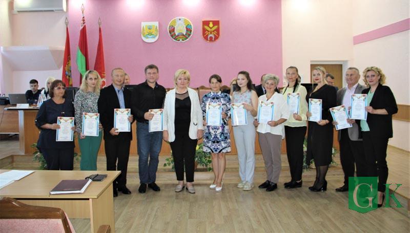 Председатель райисполкома Александра Михеенко вручила награды участникам мероприятий, посвященных Дню Независимости Республики Беларусь