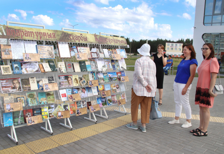 Сегодня состоялось торжественное открытие памятного знака поэтам и писателям Костюковичского района «Літаратурная спадчына»