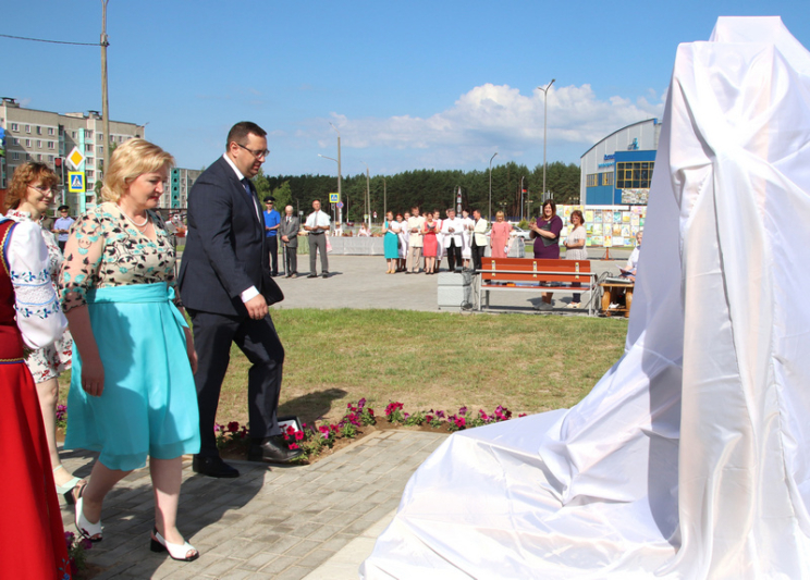 Сегодня состоялось торжественное открытие памятного знака поэтам и писателям Костюковичского района «Літаратурная спадчына»