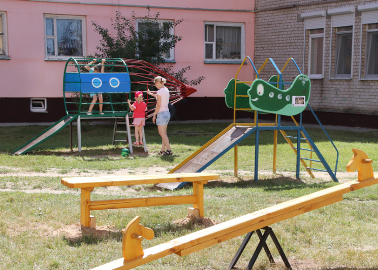 В микрорайоне Молодёжном начинает функционировать обновленная детская игровая площадка